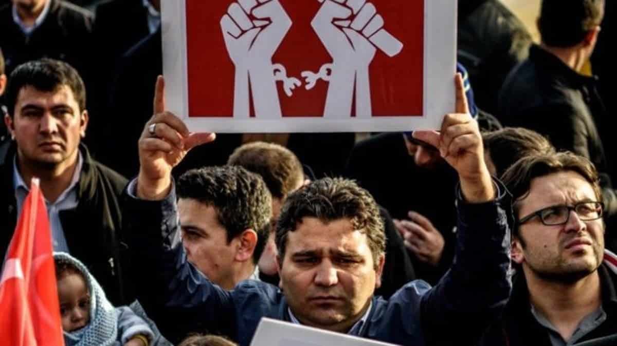 تحديات وانتهاكات يواجهها الصحافيون بتركيا.. ويكشفها نقيبهم