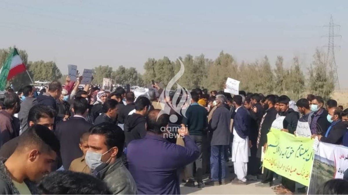 بسبب المياه.. فلاحون إيرانيون يهاجمون شاحنات أفغانية احتجاجاً على طالبان