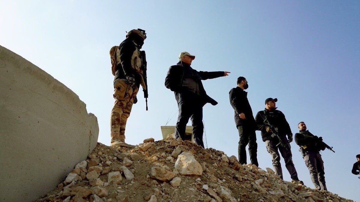 أول رئيس وزراء يزورها.. الكاظمي يخاطب "داعش" من حدود سوريا