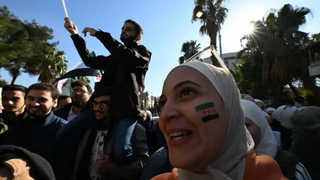 طلاب سوريون في مسيرة بدمشق عقب سقوط حكم الأسد