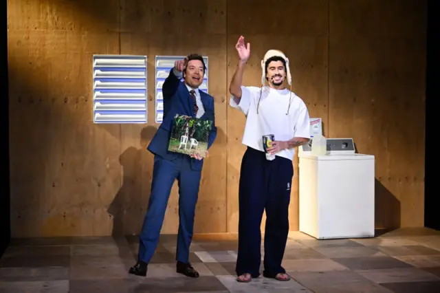 باد باني باستضافة جيمي فالون على شبكة أن بي سي الأمريكية