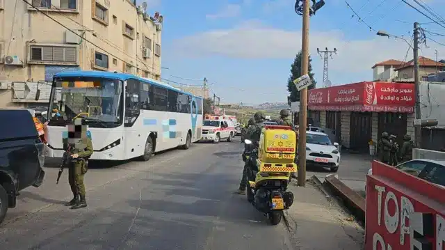 الحافلة من موقع عملية إطلاق النار.