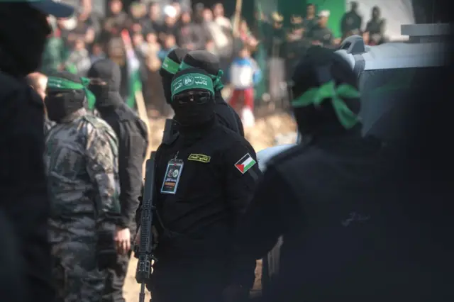 عناصر من حماس خلال تسليم رهينة إسرائيلية في 30 يناير/كانون الثاني 2025