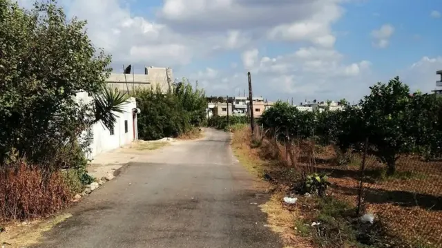طريق فرعي في قرية "قبو العوامية" بريف اللاذقية