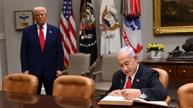 نتنياهو يكتب كلمة في سجل زيارات البيت الأبيض