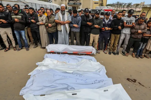 صلاة الجنازة على ضحايا في هجوم شنه الجيش الإسرائيلي على خيمة كان يقيم فيها النازحون في خان يونس في جنوب قطاع غزة