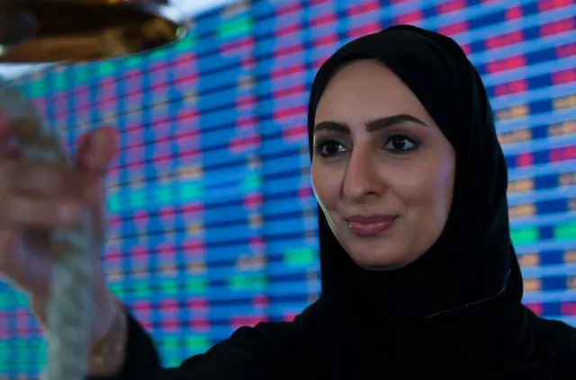 مديرة تكنولوجيا المعلومات في بورصة قطر عائشة المحمود خلال حفل إطلاق منصة التداول الجديدة للبورصة الذي أقيم في الدوحة، قطر في 20 يونيو 2023.