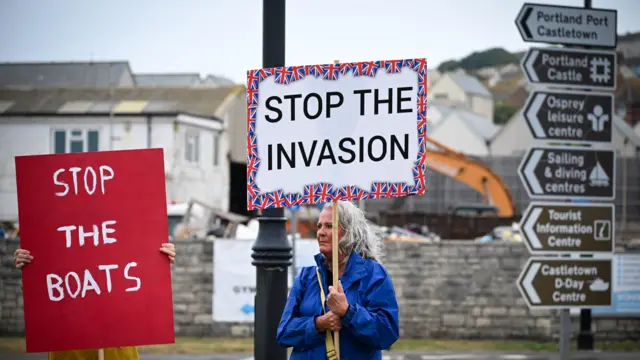صورة سابقة لاحتجاج في جزيرة بورتلاند لإيقاف عبور قوارب تقل على متنها مهاجرين قادمين إلى بريطانيا 