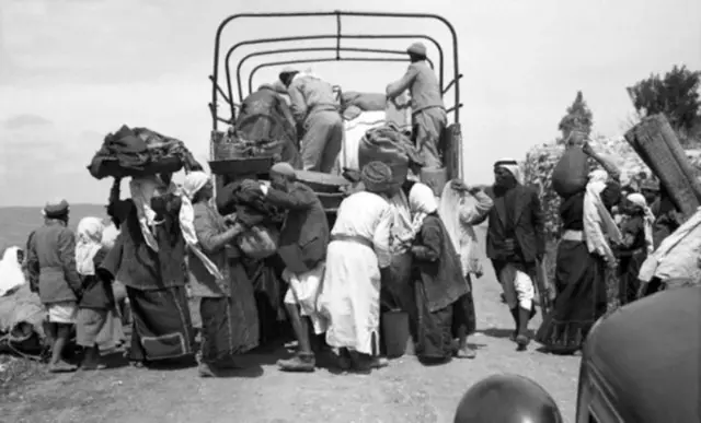 فلسطينيون يغادرون ديارهم