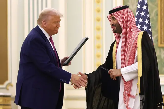 شارك الرئيس الأمريكي دونالد ترامب وولي العهد السعودي محمد بن سلمان في حفل توقيع أُقيم في الديوان الملكي بالرياض، المملكة العربية السعودية، بتاريخ 13 مايو/أيار 2025. 
