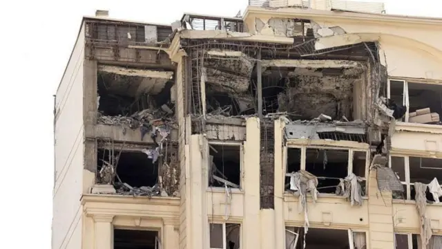 مبنى متضرر، الطابقين العلويين منه تعرضا لضرر كبير.