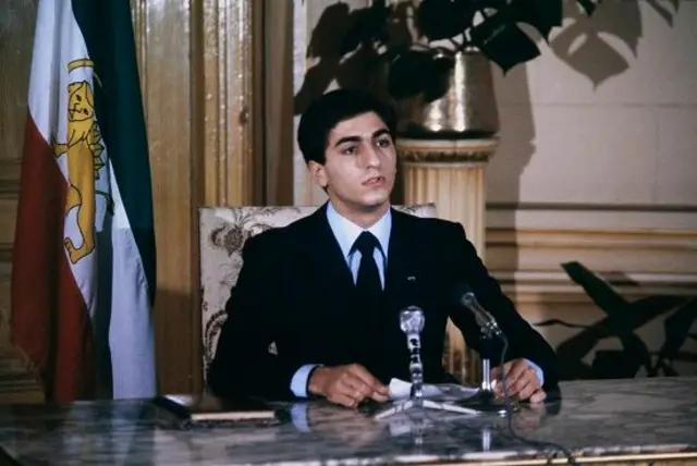 ولي العهد الإيراني السابق رضا بهلوي يعلن نفسه شاهًا جديدًا لإيران خلال مؤتمر صحفي في قصر القبة في العاصمة المصرية القاهرة في 31 أكتوبر 1980