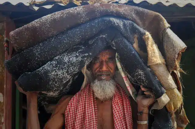 عامل من بنغلاديش يُحمل الجلود الخام على رأسه خلال عملية نقلها، في ظلّ تزايد التحديات التي تواجهها هذه الصناعة.