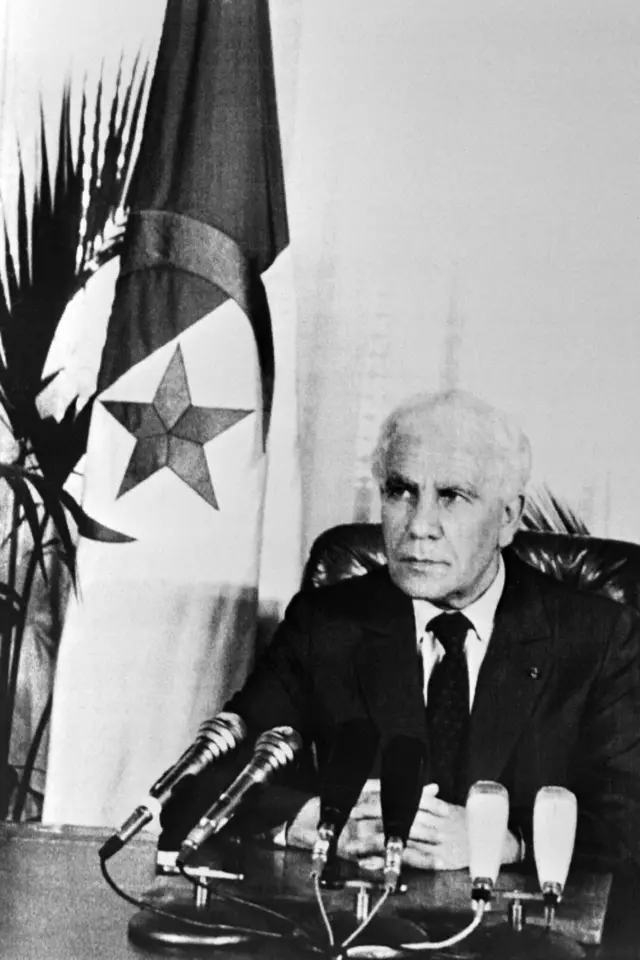 صورة بتاريخ 10 أكتوبر/تشرين الأول عام 1988 في الجزائر العاصمة تظهر الرئيس الجزائري آنذاك الشاذلي بن جديد وهو يخطاب الشعب، في أعقاب أعمال شغب وقعت حينها في مدن عدة
