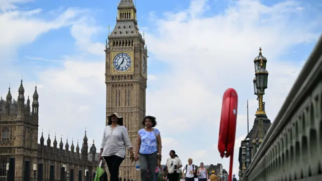أشخاص يسيرون قرب ساعة بيغ بن الشهيرة في لندن