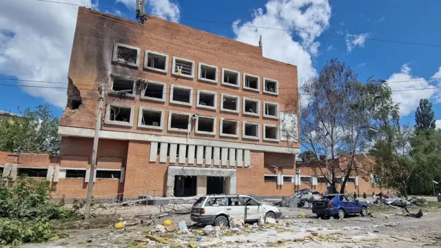 مبنى متضرر بعد غارة روسية بطائرة مسيرة في بولتافا في أوكرانيا