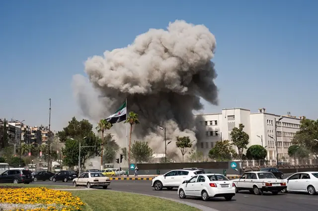 غارات إسرائيلية مستهدفة مبنى وزارة الدفاع في ساحة الأمويين بدمشق، سوريا، 16 يوليو/تموز 2025.