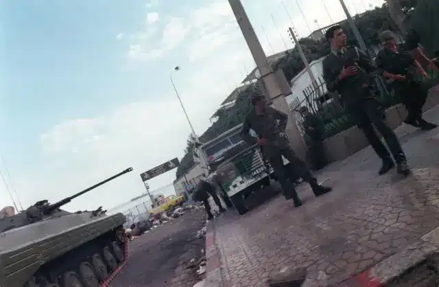 صورة لدبابة عسكرية وجنود من الجيش الجزائري في شوارع الجزائر العاصمة عام 1988.