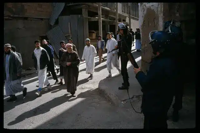 جنود جزائريون في أحد شوارع الجزائر العاصمة