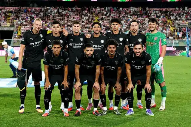 صورة بتاريخ 9 أغسطس/آب 2025 للاعبي نادي مانشستر سيتي لكرة القدم وهم يلتقطون صوراً قبل مباراة ودية بين نادي باليرمو ونادي مانشستر سيتي في ملعب رينزو باربيرا بباليرمو في إيطاليا.