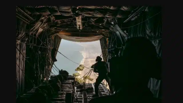 من داخل طائرة أثناء عملية إنزال جوي للمساعدات 