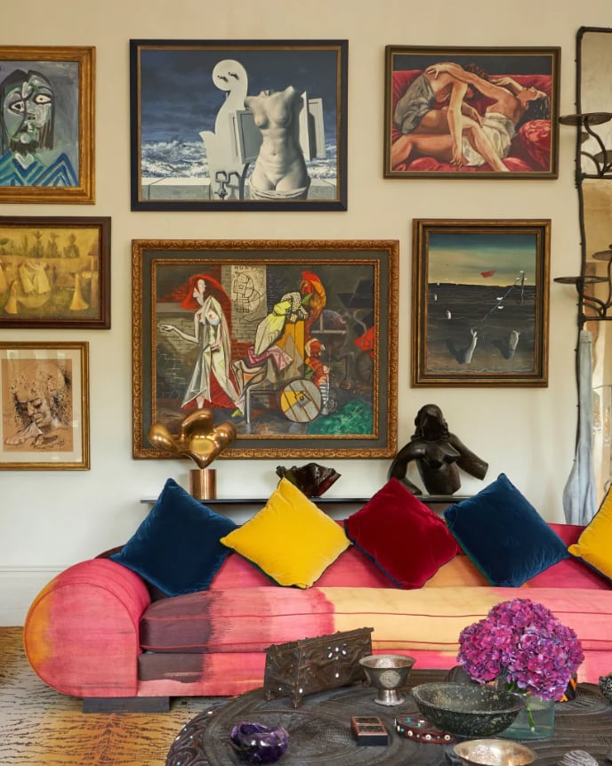 تزيّن غرفة الجلوس لوحات لكل من بابلو بيكاسو، ورينيه ماغريت، وفرانسيس بيكابيا، وليونورا كارينغتون، وإيف تانغي، وغيرهم.