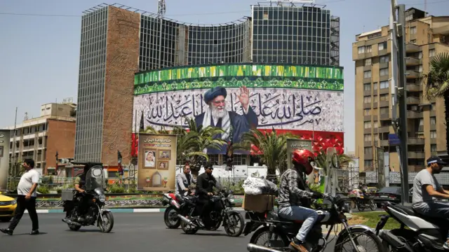 يواصل الناس حياتهم اليومية في ظلّ وقف إطلاق النار الذي تم التوصل إليه مع إسرائيل، في طهران، إيران، في ١٥ يوليو/تموز ٢٠٢٥.