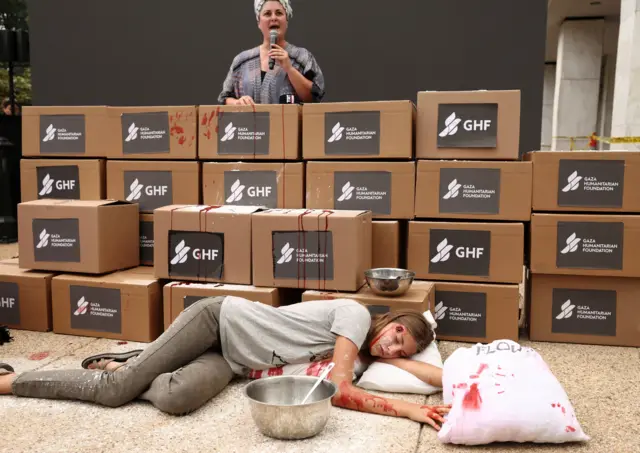 مشهد تمثيلي في العاصمة الأمريكية واشنطن يظهر فتاة تعرضت لإطلاق نار قرب مركز لمؤسسة غزة الإنسانية (GHF) 