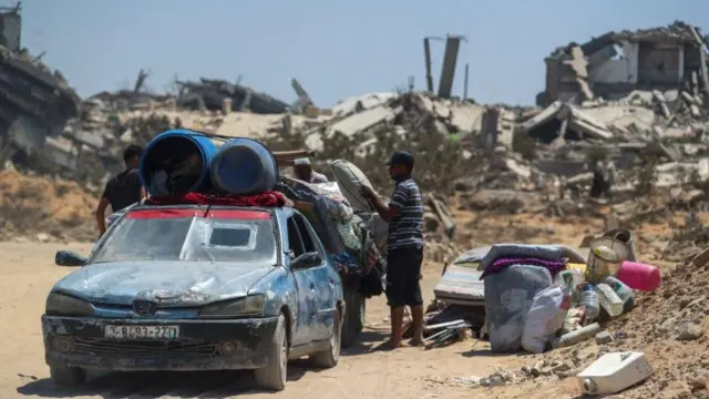 فلسطينيون نازحون من شمال غزة ينقلون أمتعتهم استعدادًا للتوجه جنوبًا، وسط استعدادات الجيش الإسرائيلي لإجلاء السكان، غزة، 18 أغسطس / آب 2025.