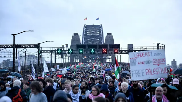 متظاهرون يعبرون جسر ميناء سيدني خلال مظاهرة مؤيدة للفلسطينيين ضد تصرفات إسرائيل ونقص الغذاء المستمر في قطاع غزة، في سيدني في 3 أغسطس/آب 2025.