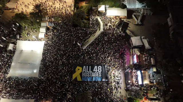 احتشد الآلاف في تل أبيب، إسرائيل، مطالبين بإنهاء الحرب في غزة وإعادة الأسرى الإسرائيليين، في اليوم 722 منذ هجمات 7 أكتوبر/تشرين الأول.
