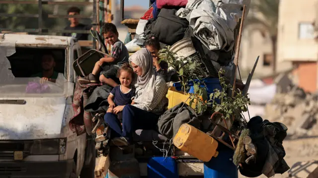 فلسطينيون ينزحون من مدينة غزة في 10 سبتمبر/أيلول 2025