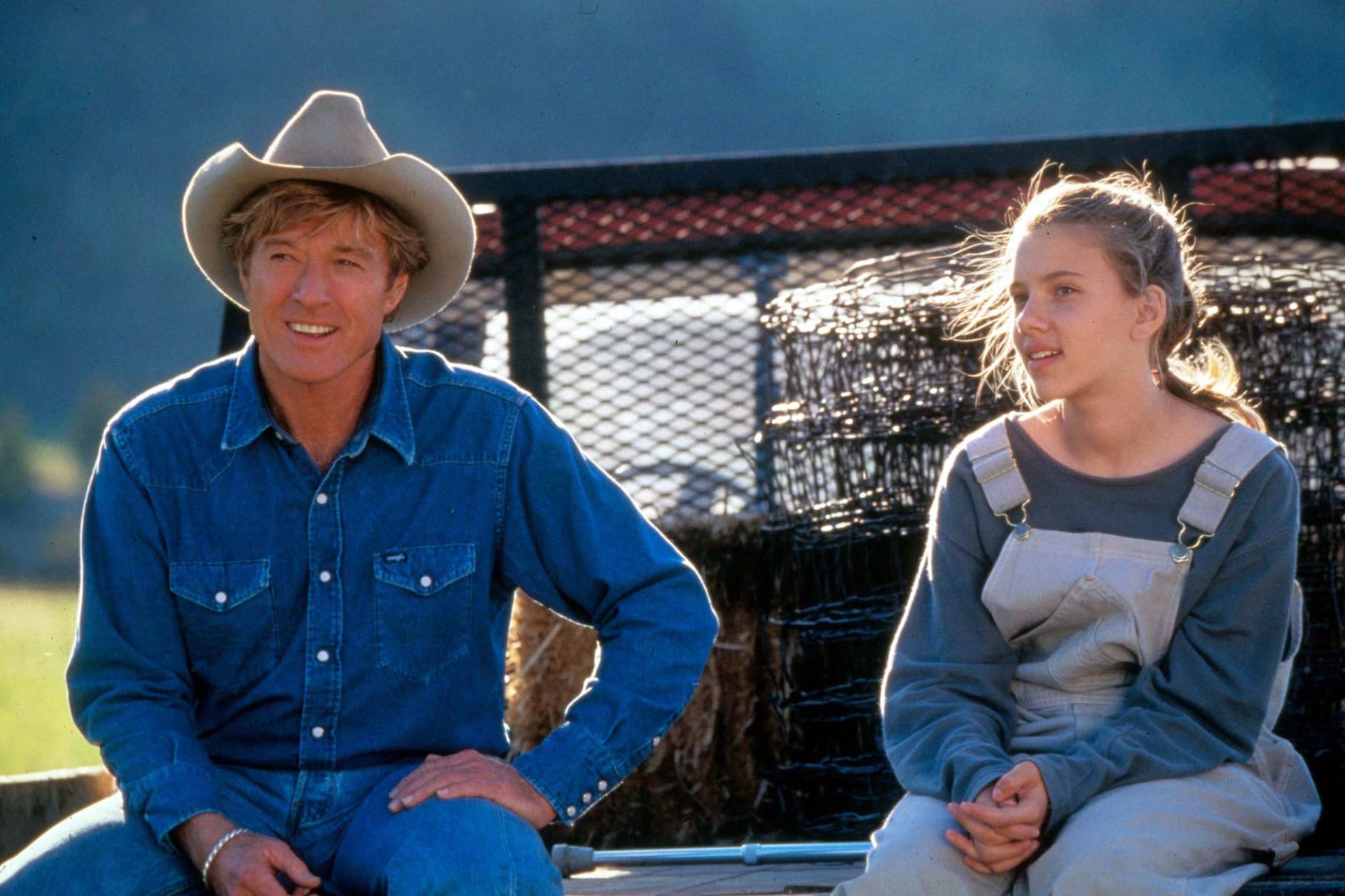 بعد عقدين من دوره كـThe Sundance Kid، مع أزياء صممتها Edith Head، أعاد ريدفورد تقديم نفسه كراعي بقر في The Horse Whisperer إلى جانب الشابة Scarlett Johansson مع إطلالات مزدوجة من الجينز (double denim).