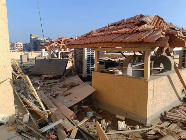 جانب من الأضرار الناجمة عن الاستهداف الإسرائيلي لمستشفى الرنتيسي