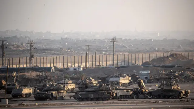  شوهدت دبابة إسرائيلية ومركبة مدرعة أثناء تحرك عسكري على حدود غزة في إسرائيل في 30 سبتمبر/أيلول 2025. 