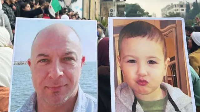 ملصقات تُظهر أسامة، بشعر قصير أو محلوق وعينين فاتحتين، مُصوّرة على خلفية بحر، وكريم، البالغ من العمر عامين، بشعر وعينين بنيتين ويرتدي هودي رمادي. 