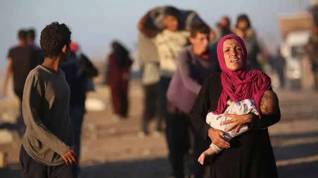 يتجه الفلسطينيون نحو وسط مدينة غزة عبر شارع الرشيد حاملين أمتعتهم المحدودة في المركبات والعربات التي تجرها الخيول وعلى الأقدام، بعد أن أجبروا على الفرار بسبب الهجمات الإسرائيلية المكثفة على شمال غزة.