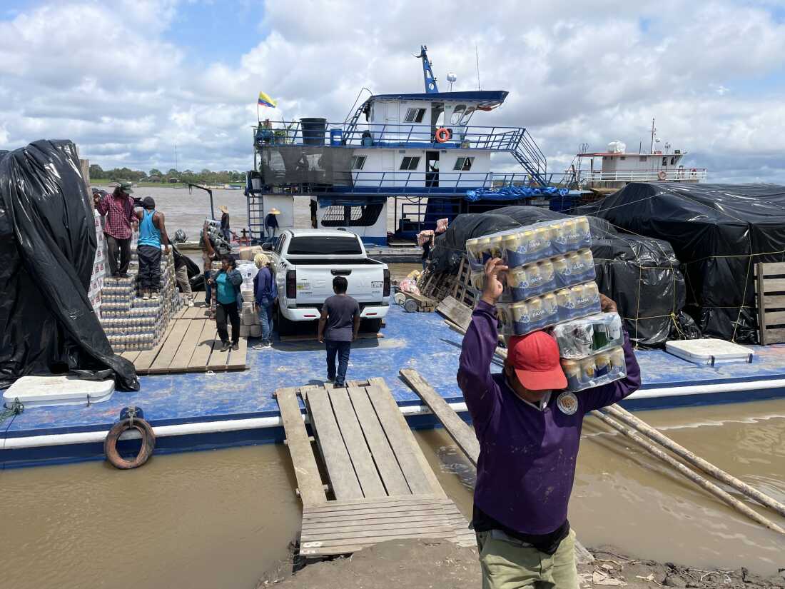 Otis-AmazonPix-9-1-25/UnloadingBoatsLeticia2.jpeg