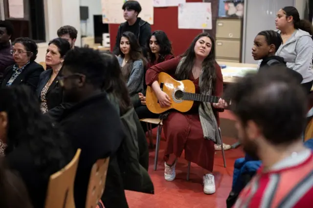 بهائيون وضيوف من ديانات أخرى في مركز إيدا كينسي للاحتفال بعيد النوروز، الذي يصادف الاعتدال الربيعي وبداية العام البهائي الجديد في مانشستر بشمال غرب إنجلترا، صورة يعود تاريخها إلى 20 مارس 2024
