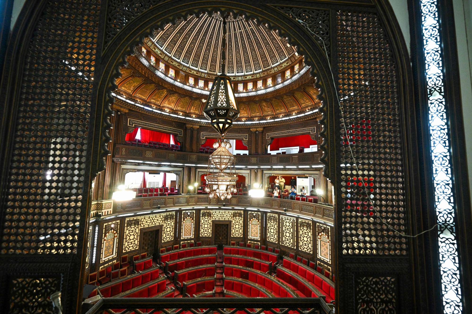 صحافيون يلتقطون صوراً داخل قاعة مجلس الشعب في دمشق قبيل انتخابات أعضاء مجلس الشعب في الخامس من أكتوبر الجاري (أ.ف.ب)