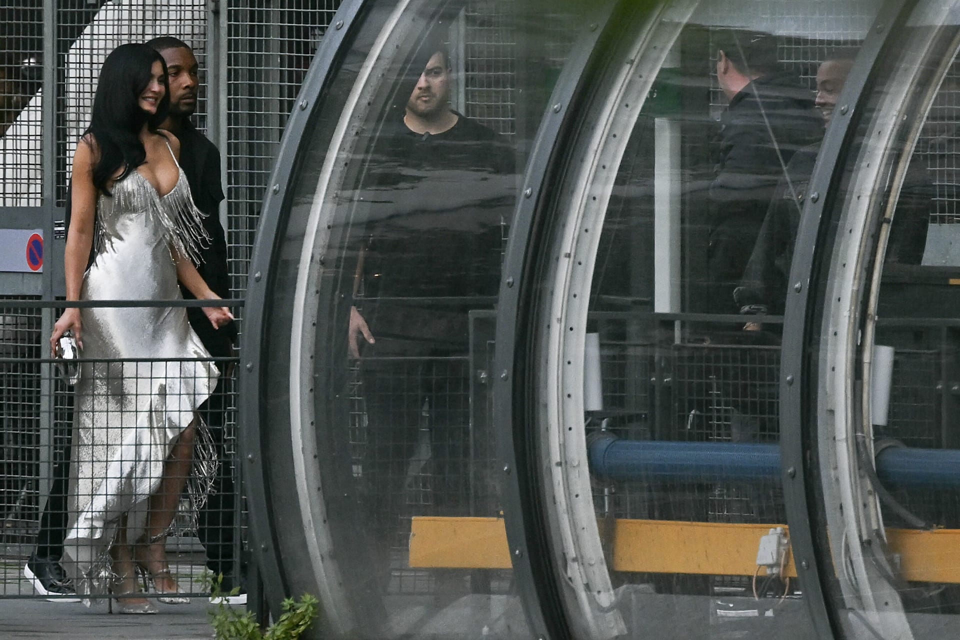 وحضرت كايلي جينر العرض لدعم شقيقتها، وظهرت بفستان فضي لامع .