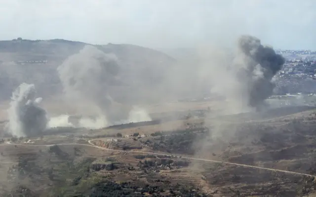 تصاعد الدخان من منطقة النبطية جنوب لبنان، إثر غارات جوية إسرائيلية نُفذت رغم سريان وقف إطلاق النار، في 20 أكتوبر 2025.