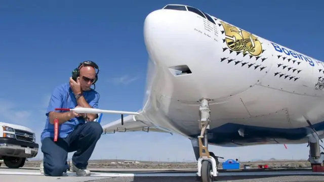 شخص يقف بجوار طائرة