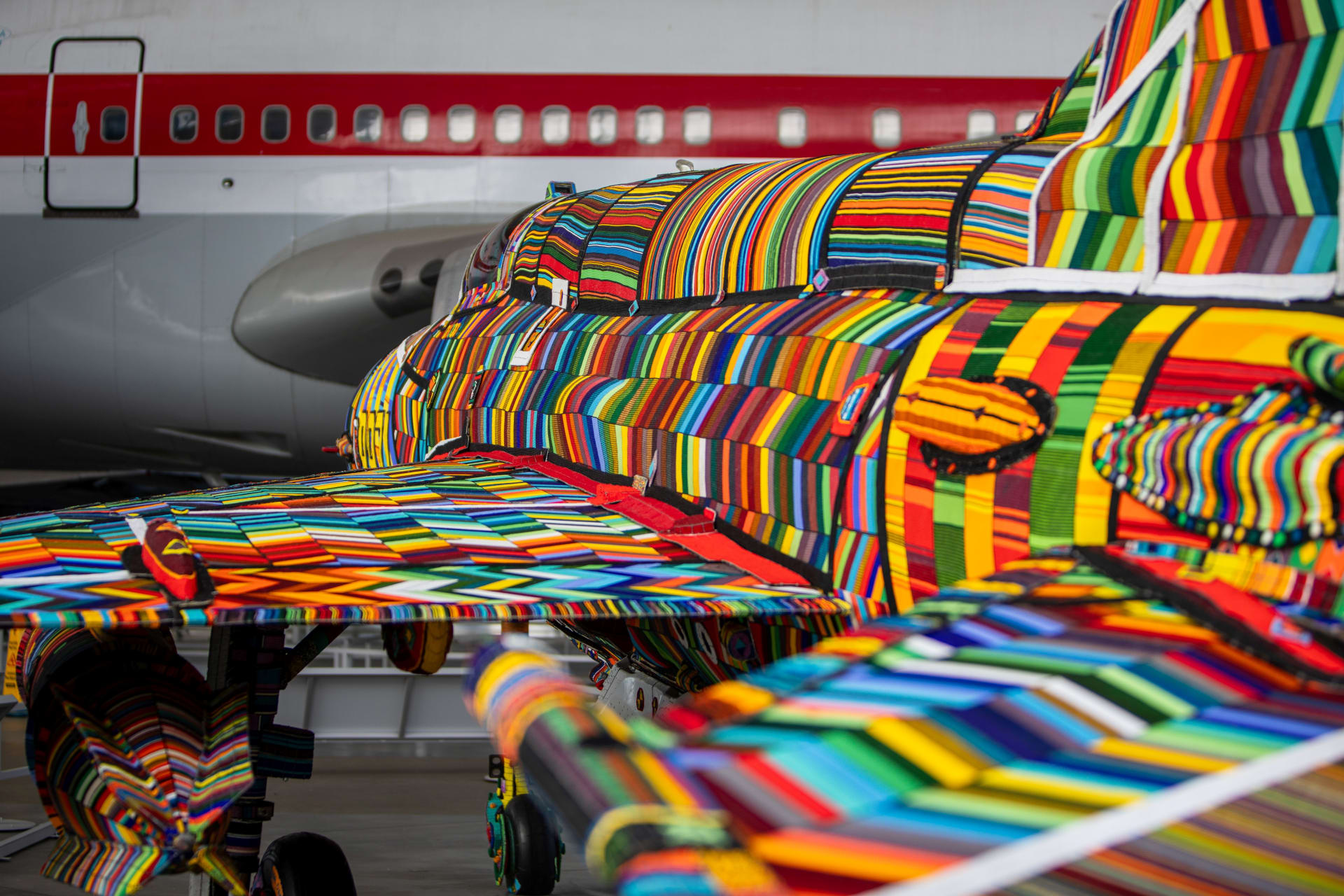 فنان يستخدم 35 مليون خرزة لتزيين طائرة نفاثة