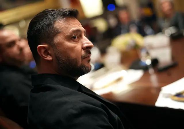 الرئيس الأوكراني فولوديمير زيلينسكي خلال متابعته اللقاء مع الرئيس الأمريكي دونالد ترامب وأعضاء حكومته في البيت الأبيض بتاريخ 17 أكتوبر/تشرين الأول 2025، في واشنطن العاصمة.
