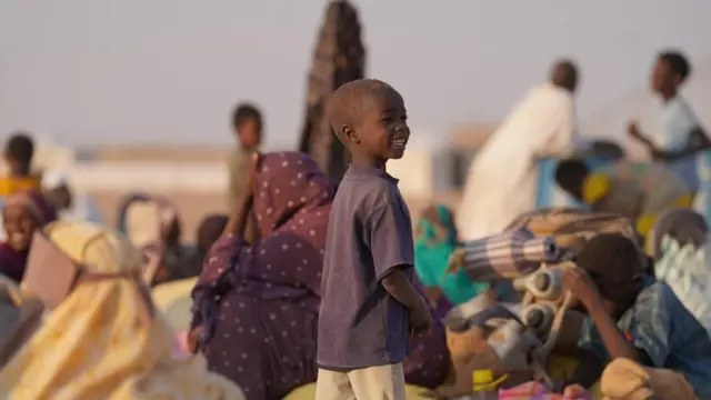 يحاول المتطوعون في مخيمات النزوح التخفيف عن الأطفال عبر أنشطة ترفيهية 