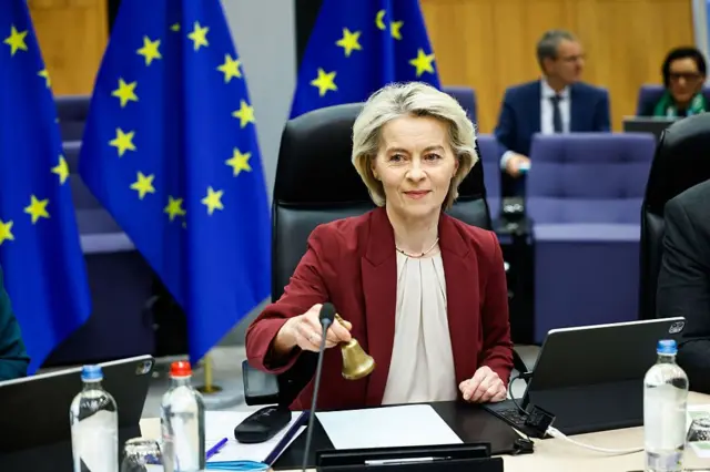 صورة بتاريخ 3 ديسمبر/كانون الأول 2025 لأورسولا فون دير لاين، رئيسة المفوضية الأوروبية، خلال اجتماع هيئة المفوضين في العاصمة البلجيكية بروكسل، وقد توصل الاتحاد الأوروبي إلى اتفاق للتخلص التدريجي من الغاز الروسي بهدف إلى قطع العلاقات نهائيًا بين الاتحاد ومورد الطاقة الرئيسي السابق. وتظهر فون دير لاين تجلس على مكتب وفي الوراء، ثلاثة أعلام للاتحاد الأوروبي .
