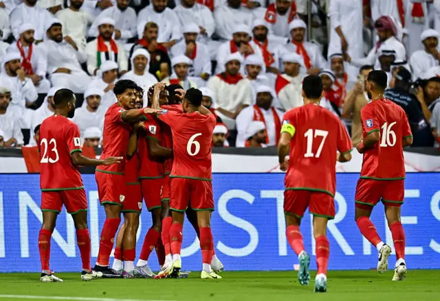 من مباراة سلطنة عمان امام الامارات في كأس العرب 2025، حيث يحتفل لاعبو السلطنة بهدفهم خلال مباراتهم أمام الإمارات في كأس العرب 2025 في قطر.