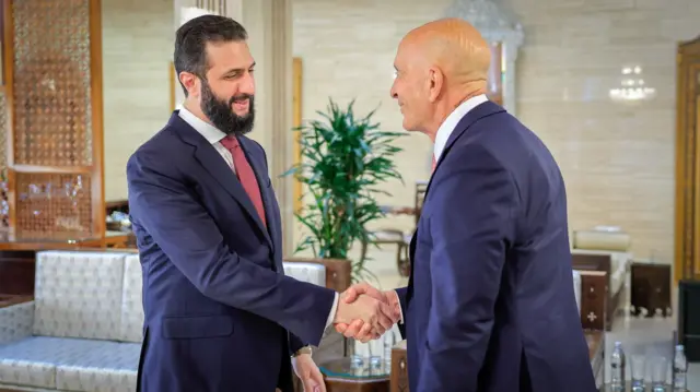 أحمد الشرع يصافح المندوب الأمريكي الخاص إلى سوريا توماس باراك