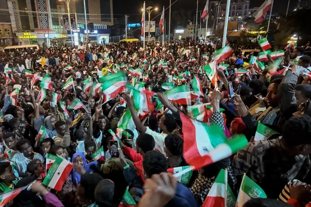 احتشد العشرات في مدينة هرجيسا ملوحين بأعلام منطقة أرض الصومال، بعد الاعتراف الإسرائيلي بها كدولة مستقلة
